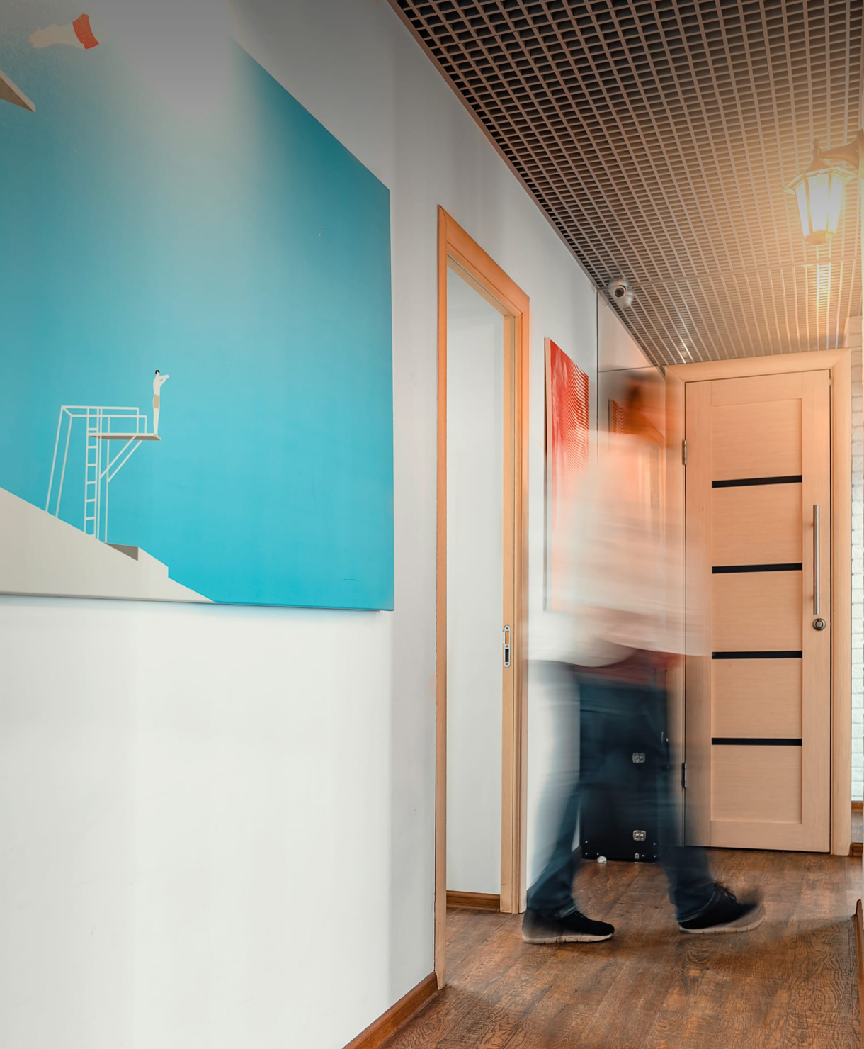 Изображение офиса и человека